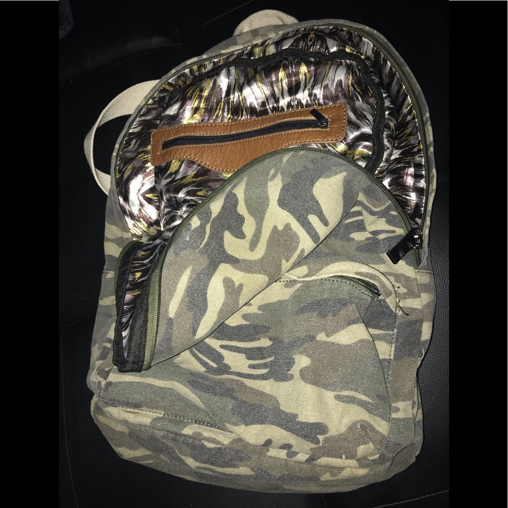 Camo Backpack - Picture 4 of 6